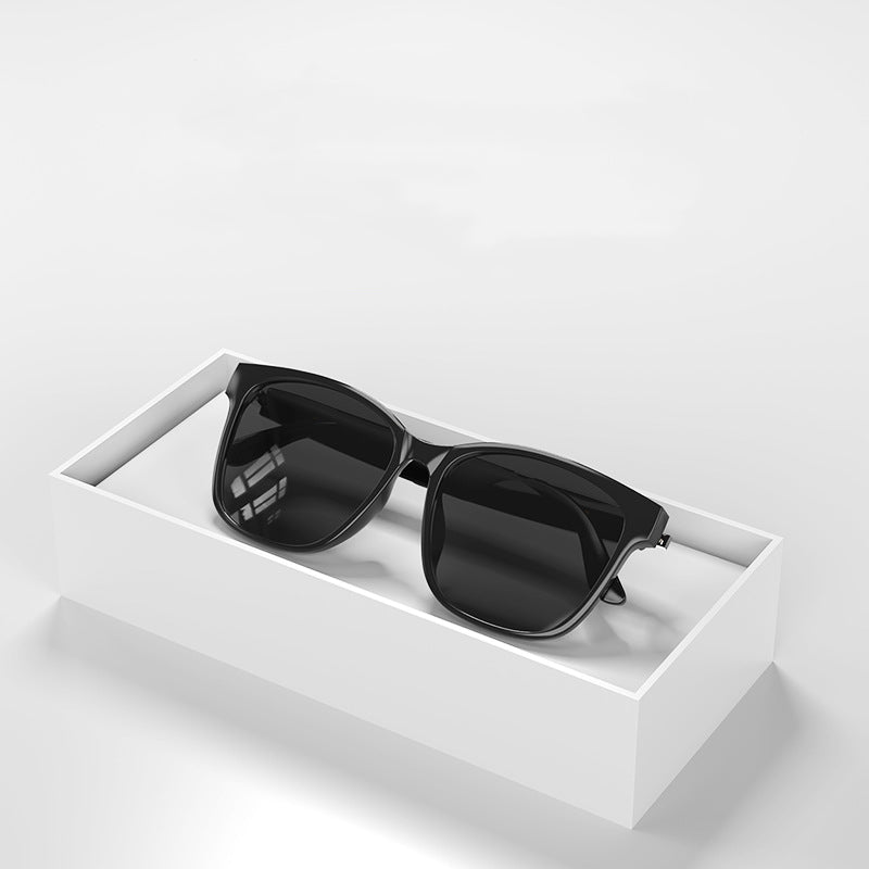 A_pair_of_black_smart_glasses_3